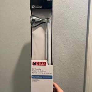 24" Delta FNDS24-PC Foundations Polished Chrome Towel Towel Rail New In Box